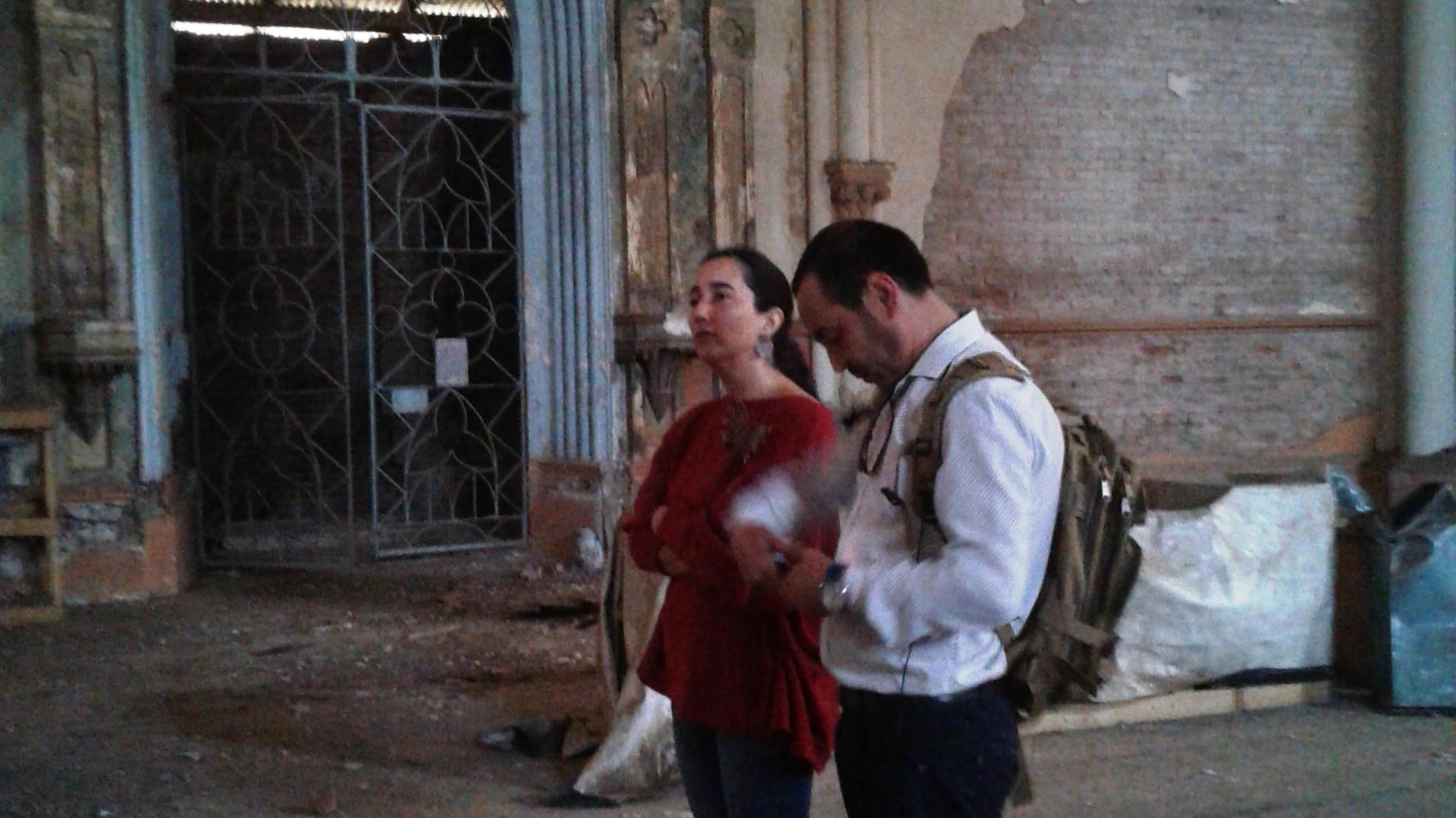 Jimena Asenjo junto a Gustavo Bueno, dentro del Templo Corazón de María.