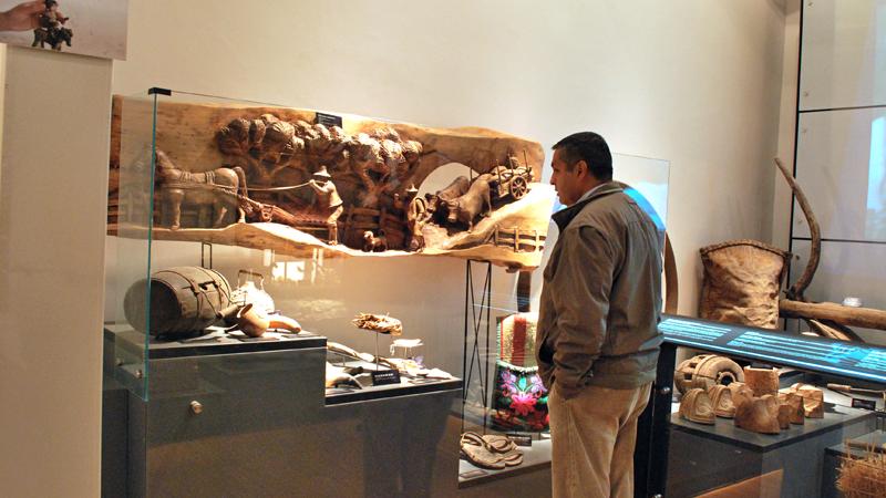 Visitante en sala de artesanía.