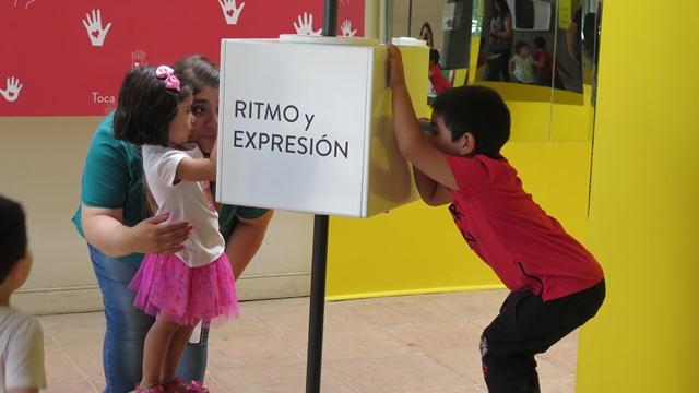 Niños y niñas mirando por caleidoscopio.
