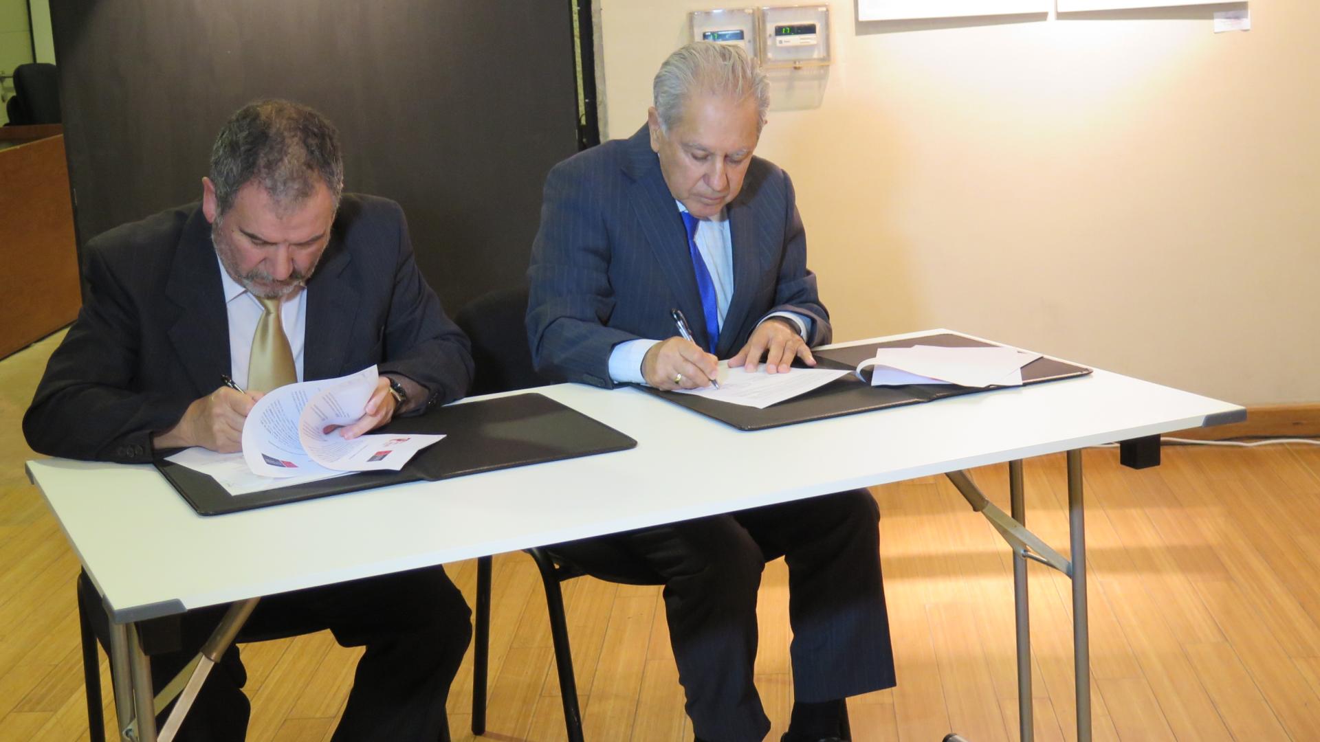 Fiama de convenio entre el Vicerrector de la Universidad Autónoma - Sede Talca y el Director del Museo.