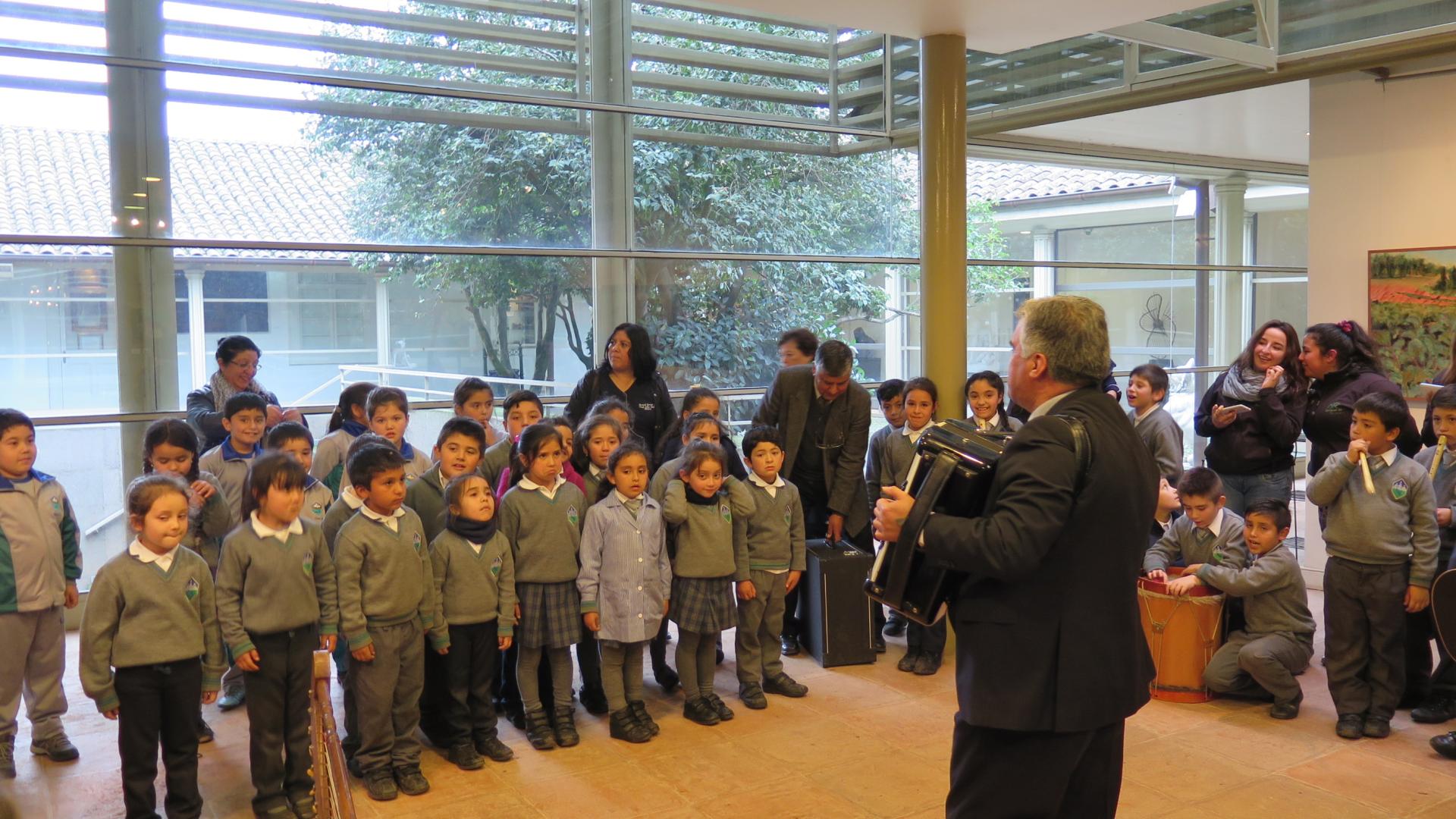 Presentación musica de Agrupación UCAM y niños del Liceo.