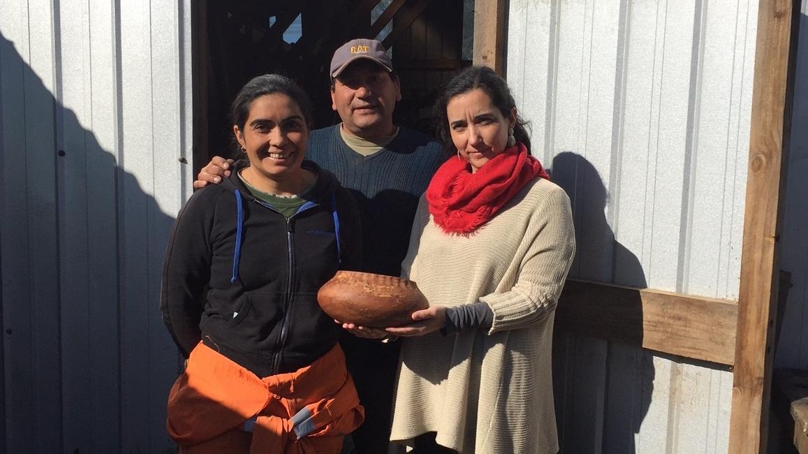 Pablo Araya Salvo junto a su esposa María Isabel Villagra y Jimena Asenjo, Directora del museo.