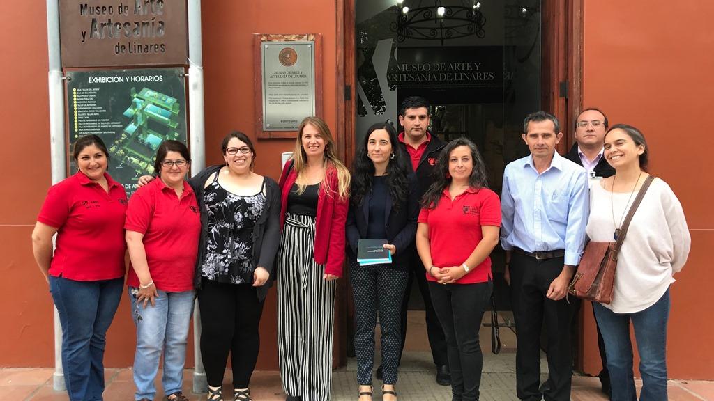 Autoridades junto al equipo del museo.