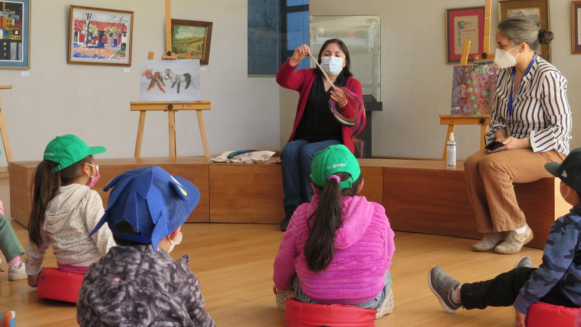 Mariela Medina, artesana en crin de la comuna de Rari, interactua y expone su proceso de elaboración a los niños.