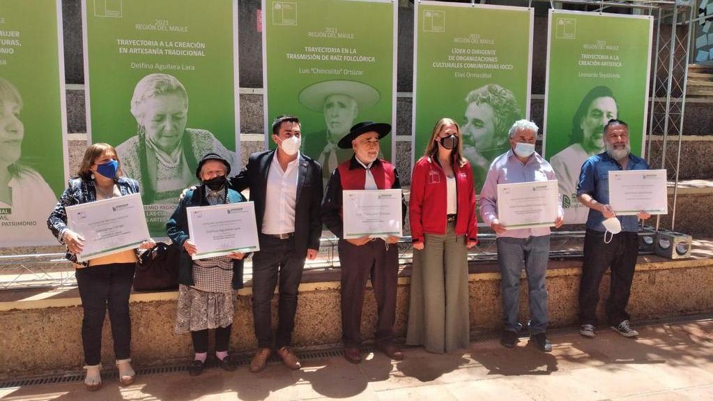 Premiados junto a Seremi y Delegado Regional