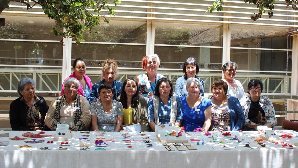 Artsanas y autoridades durante la actividad en el museo.