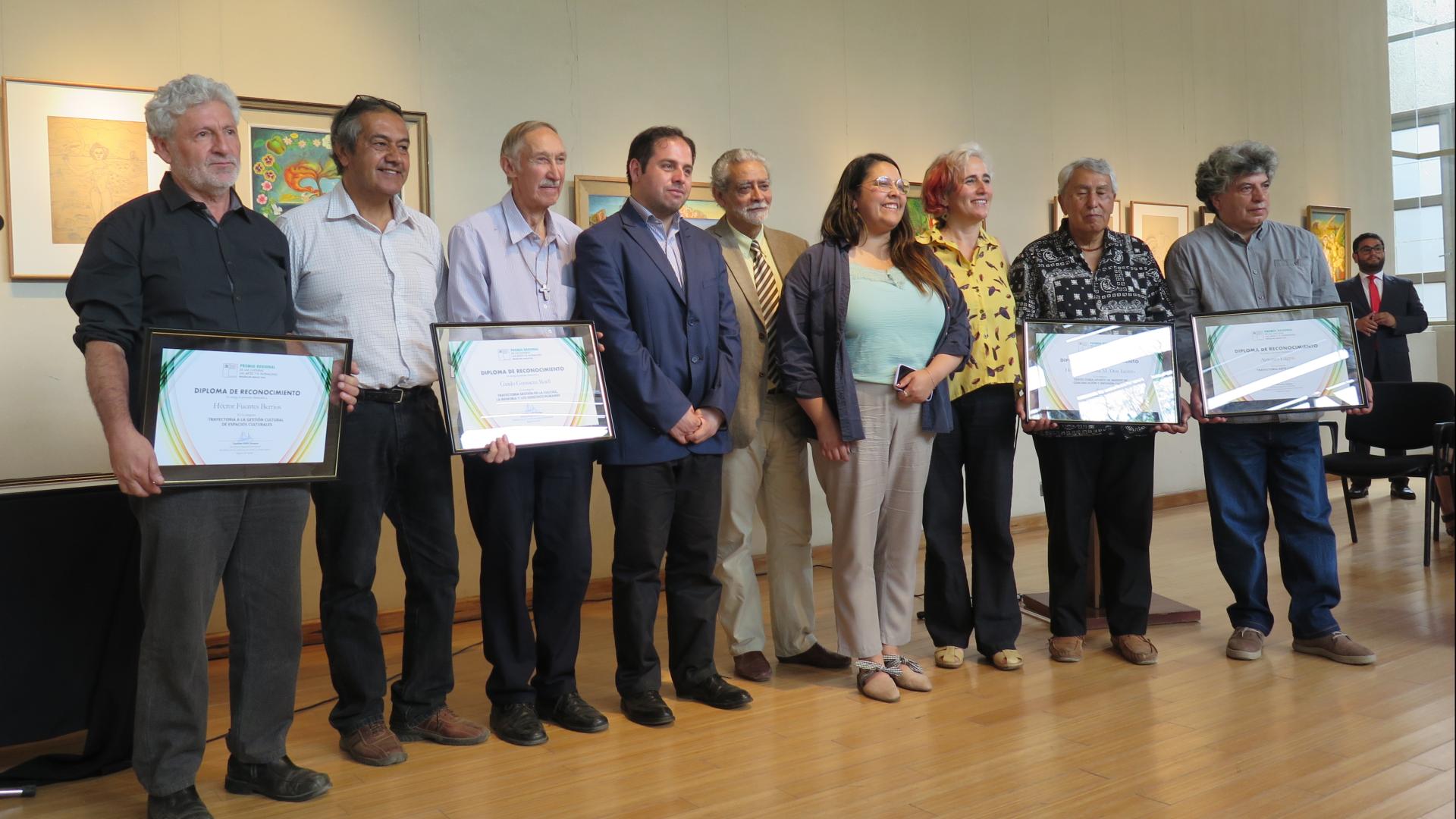 Premiados junto a las autoridades locales.