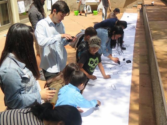 Creación de lienzo intervenido por niños y niñas durante la jornada.