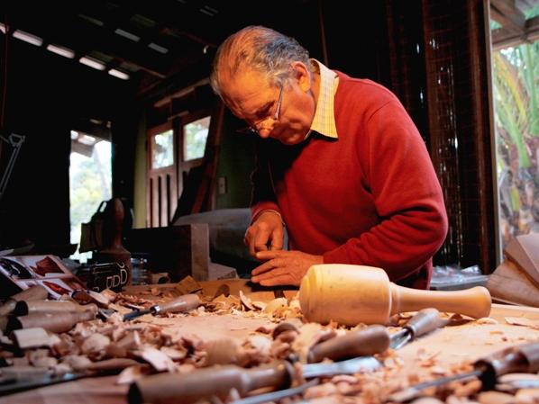 Artista trabajando en su taller.