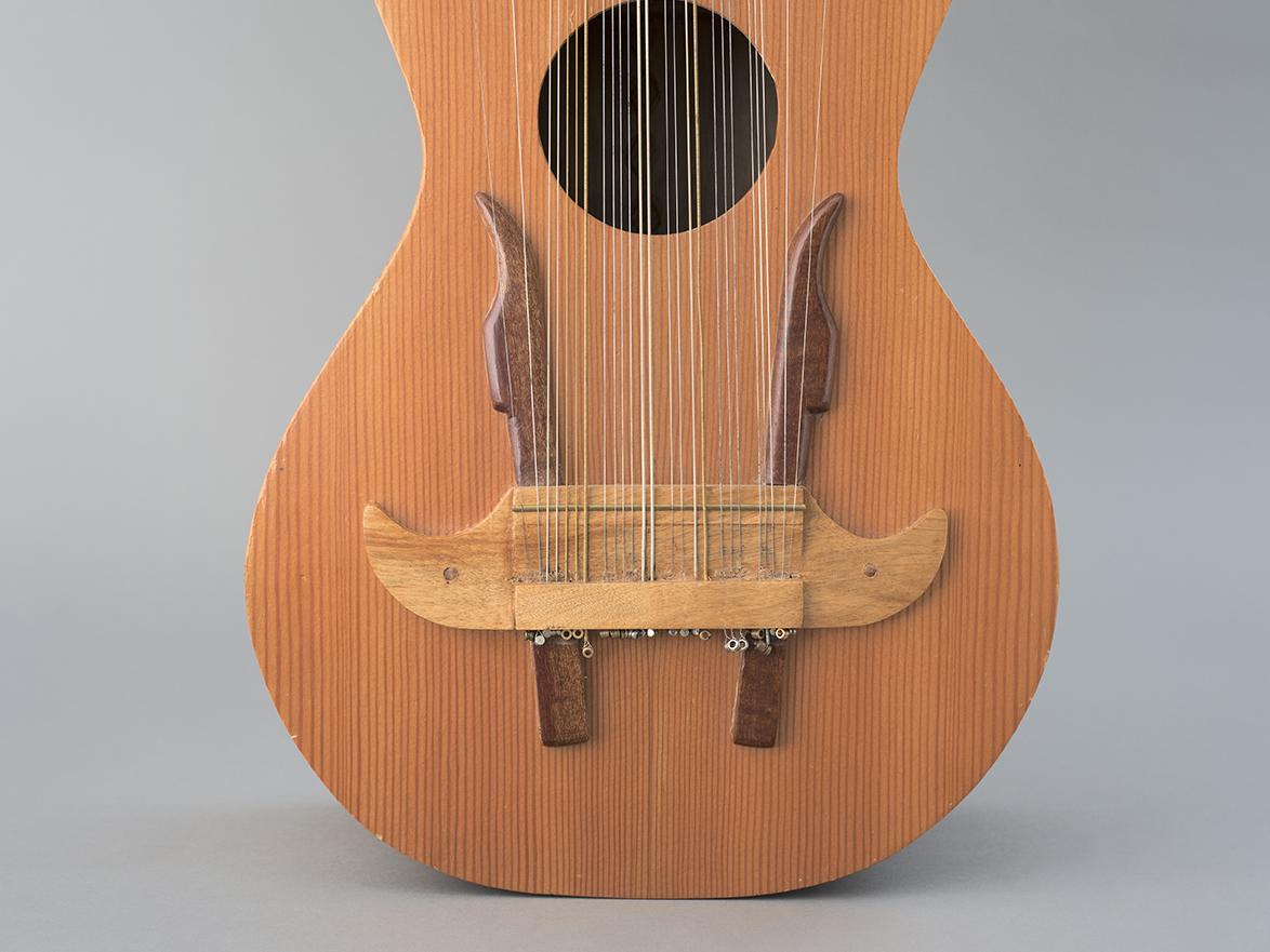 Guitarrón chileno