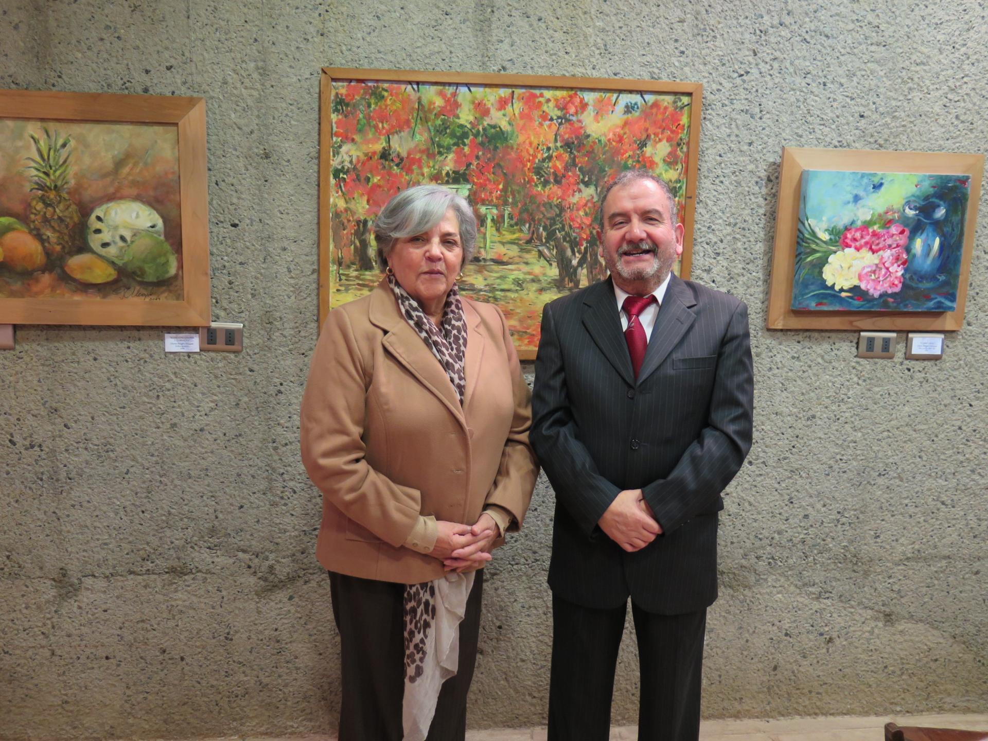 La expositora Gloria Alegría junto al Director del museo, Patricio Acevedo.