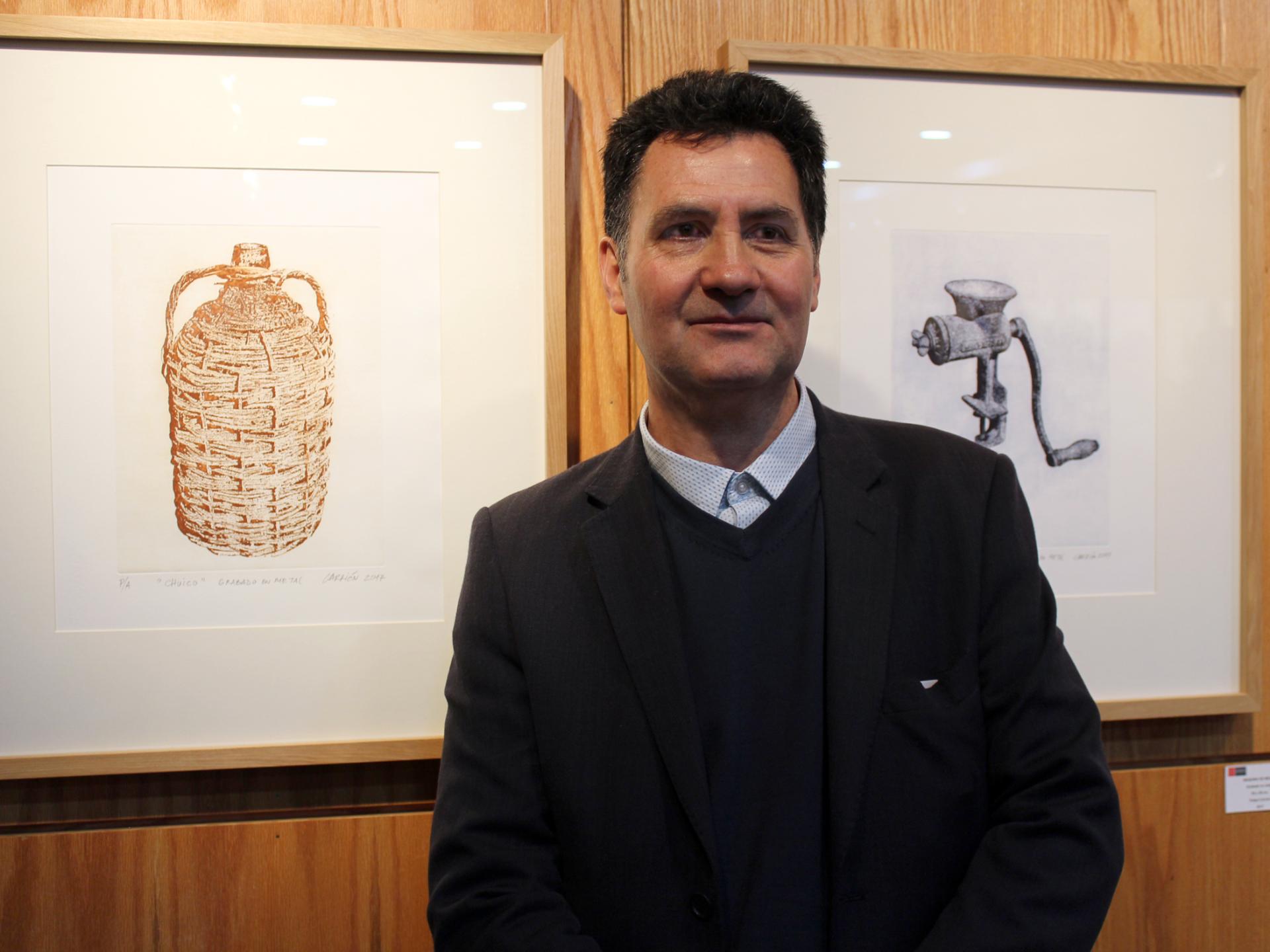 Felipe Carrión juanto a sus obras. El artista visual, Felipe Carrión, posa junto a su muestra.