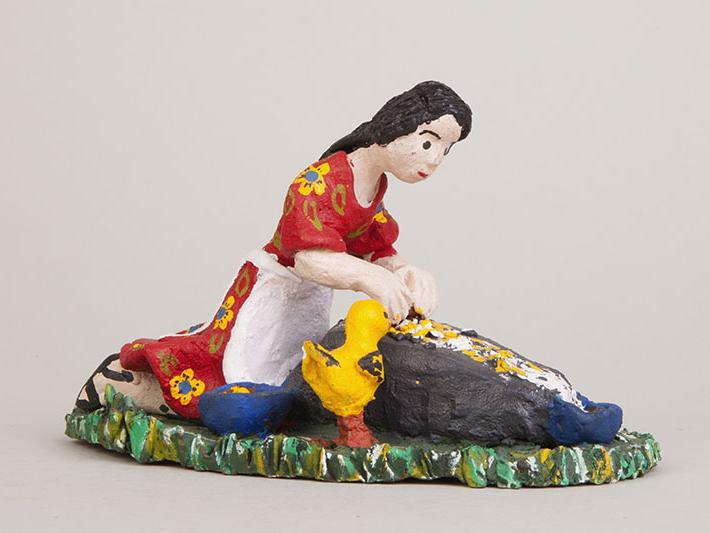 Haidee Paredes González. Molienda de maíz. Chile: Lihueimo, 2010. Colección Artesanía-Cerámica. N° inventario 300-3040.