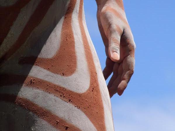 Mokomae, artista rapanui multifacético; destacado bailarín, tallador y tatuador. A partir del registro de su trabajo en tatuaje y pintura corporal, incursiona en la fotografía con modelos, convirtiendo esta actividad en una faceta más de su producción ar