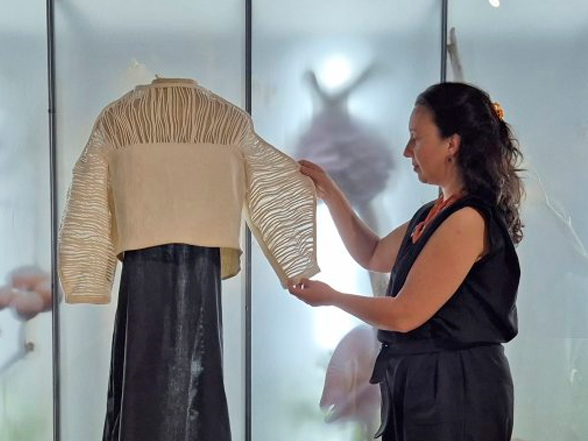 Marcela de la Vega junto a uno de sus obras