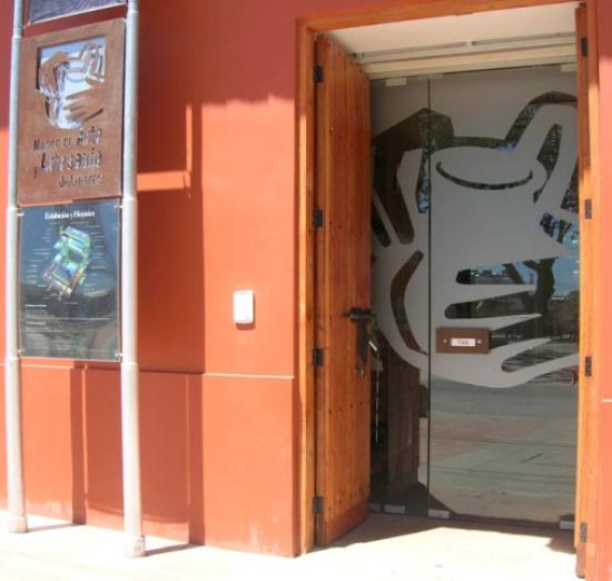 Puerta de acceso al museo.
