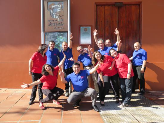 Funcionarias y funcionarios del Museo de Arte y Artesanía de Linares posando para una foto.