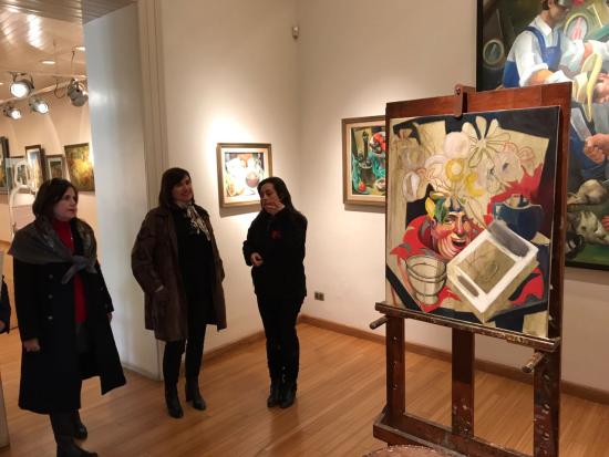 Mariana Deisler, Ana Tironi, Margarita Valenzuela recorriendo el museo.