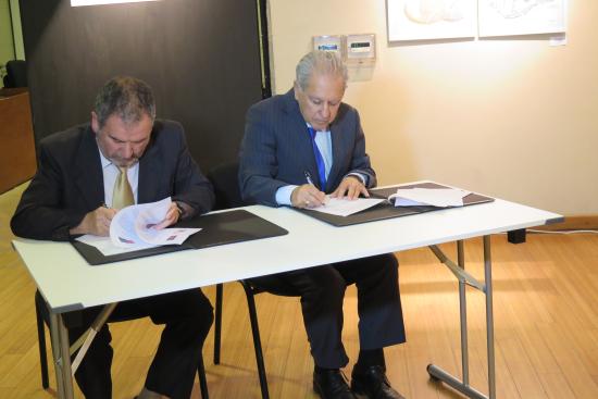 Fiama de convenio entre el Vicerrector de la Universidad Autónoma - Sede Talca y el Director del Museo.