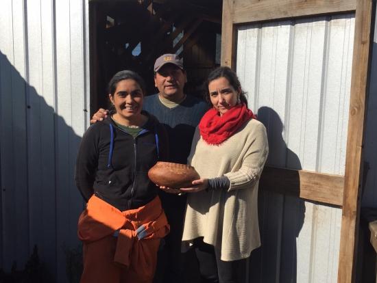 Pablo Araya Salvo junto a su esposa María Isabel Villagra y Jimena Asenjo, Directora del museo.