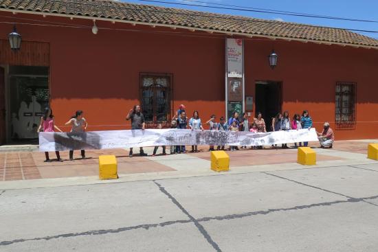 Presentación de lienzo intervenido por niños y niñas durante la jornada.