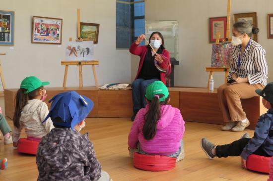 Mariela Medina, artesana en crin de la comuna de Rari, interactua y expone su proceso de elaboración a los niños.