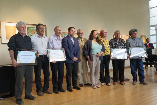 Premiados junto a las autoridades locales.