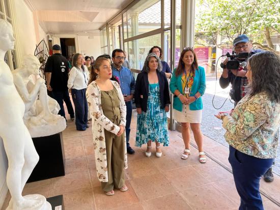 Autoridades recorriendo el museo.