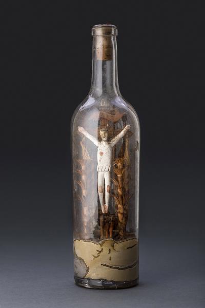 Botella con miniatura de calvario Botella con miniatura de calvario