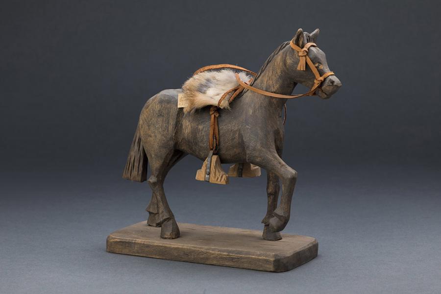 Caballo de juguete de color plomo