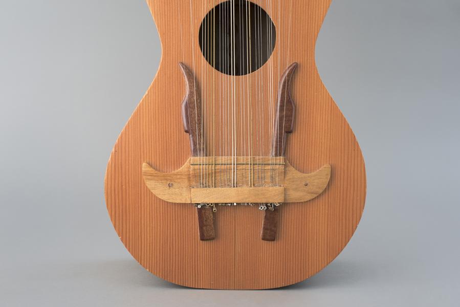 Detalle de encordadura de guitarrón chileno Detalle de encordadura de guitarrón chileno